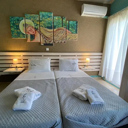 Нощувка със закуска (B & B) Lazy Lizard Неа Карвали