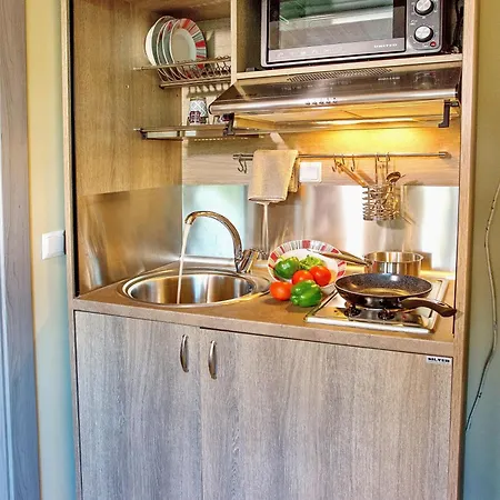 Нощувка със закуска (B & B) Lazy Lizard Неа Карвали