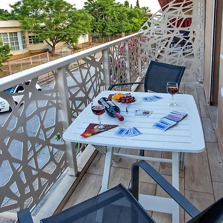Нощувка със закуска (B & B) Lazy Lizard 4*